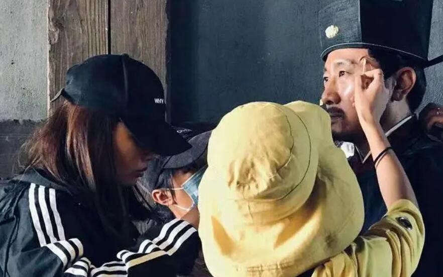 为了进入剧组，影视化妆专业的学生应该如何积累实践经验