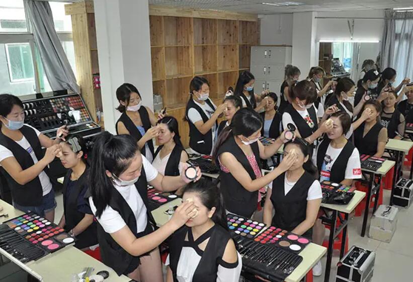 一名优秀的剧组化妆师该具备的素质