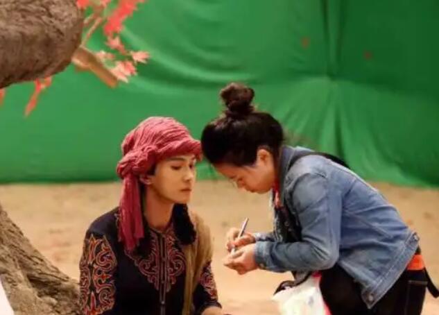 刚进剧组毛病就多 结果就丢了工作 被辞回家了