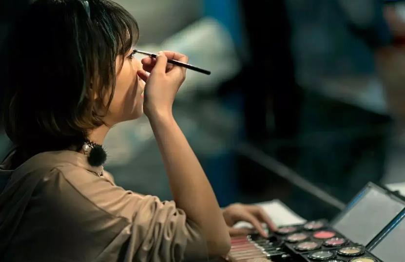 学化妆自学到店里学或者到学校学有什么区别