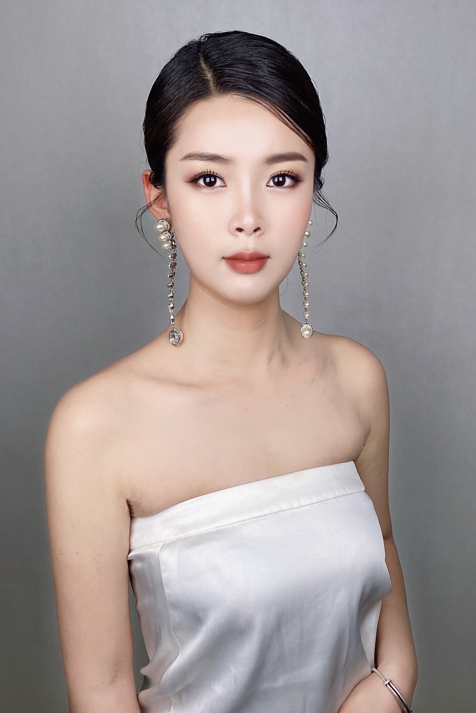 清纯的女性迷人晚妆