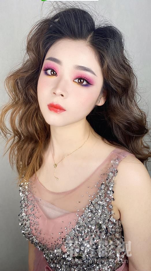 美女的彩妆造型 