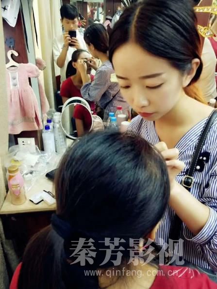 致敬90后  了不起的剧组化妆师