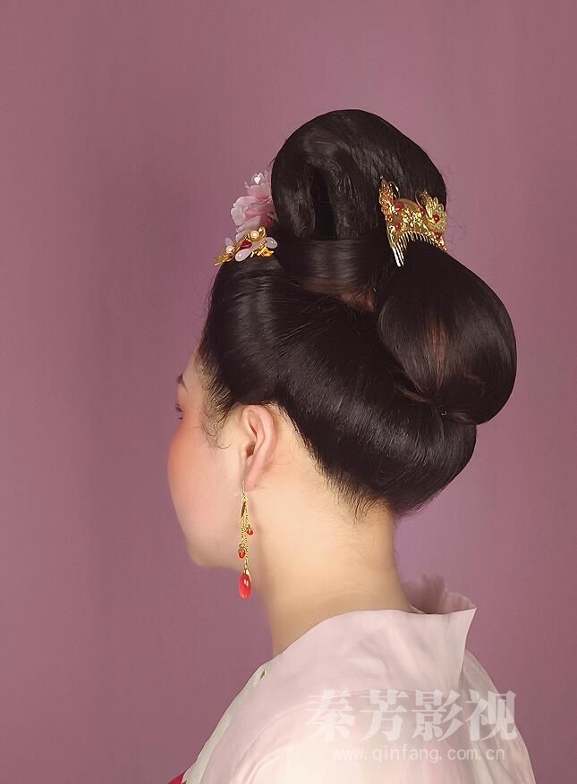 秦芳党员 唐贵妇装扮