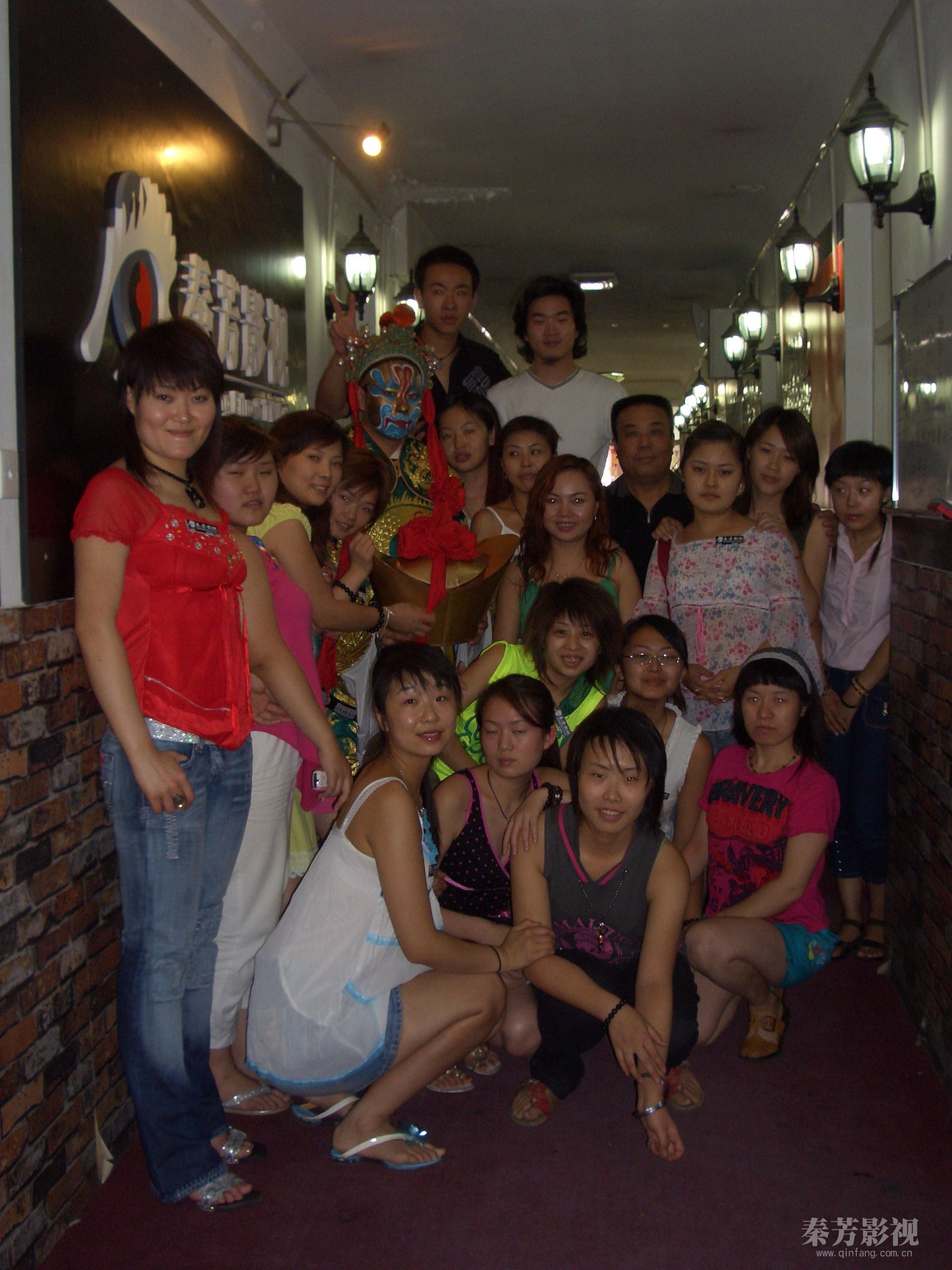 你懂影视化妆吗 来我们这当学徒吧