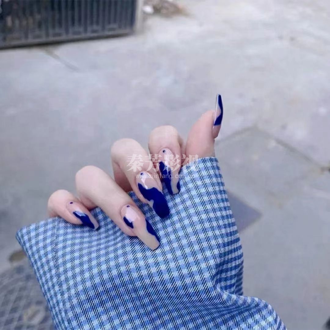 贴片延长美甲蓝色白色底色