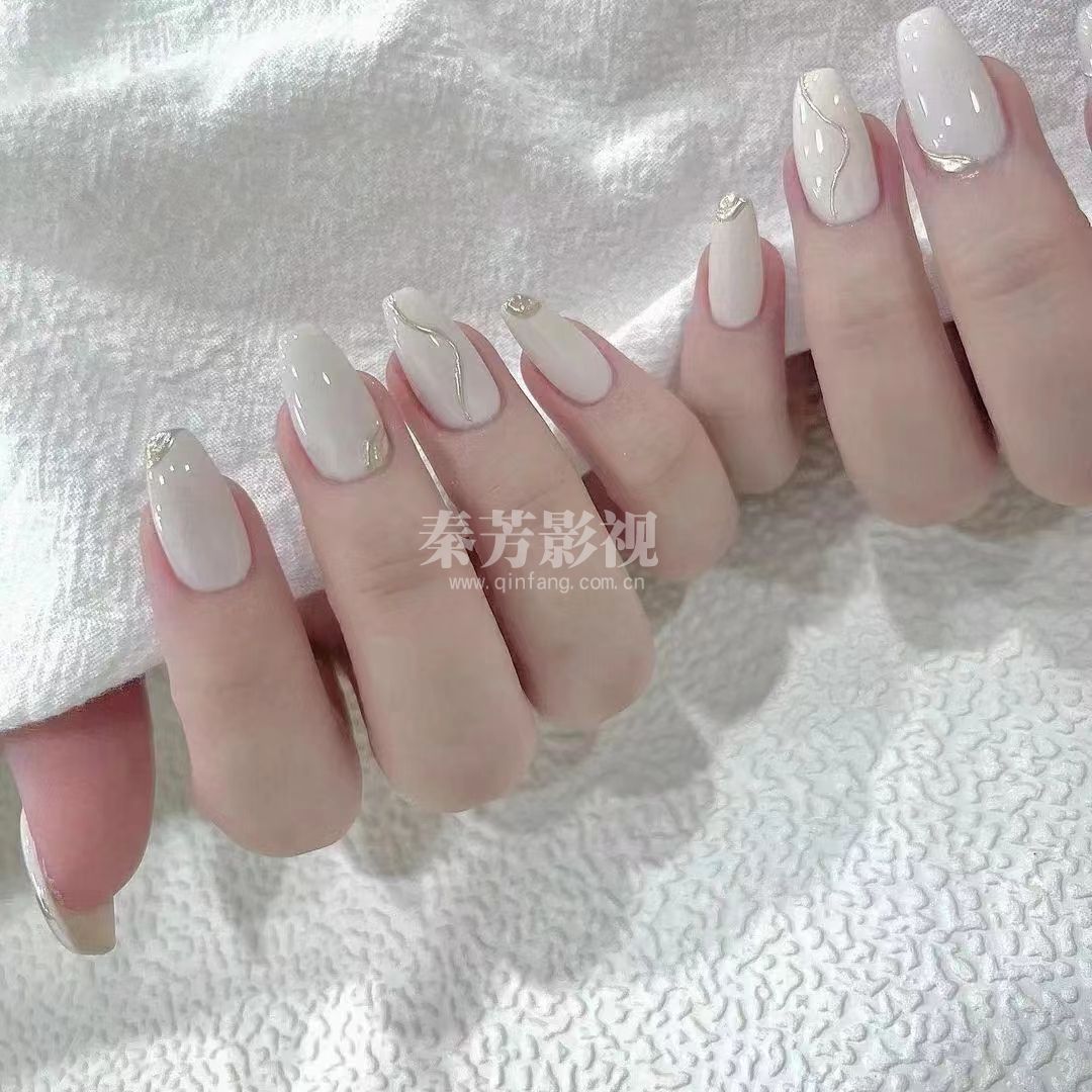 白色款简单奢华线条美甲