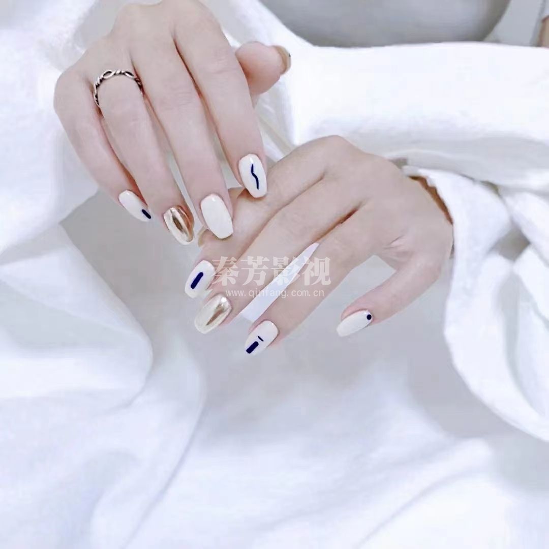 简单的上妆白色美甲