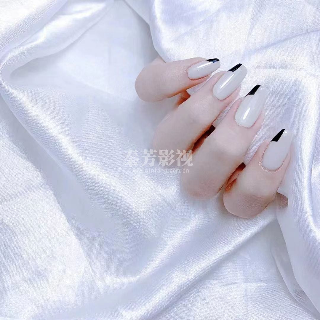 简单的白色美甲图