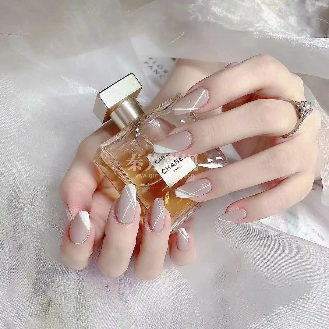 法式白色线条美甲