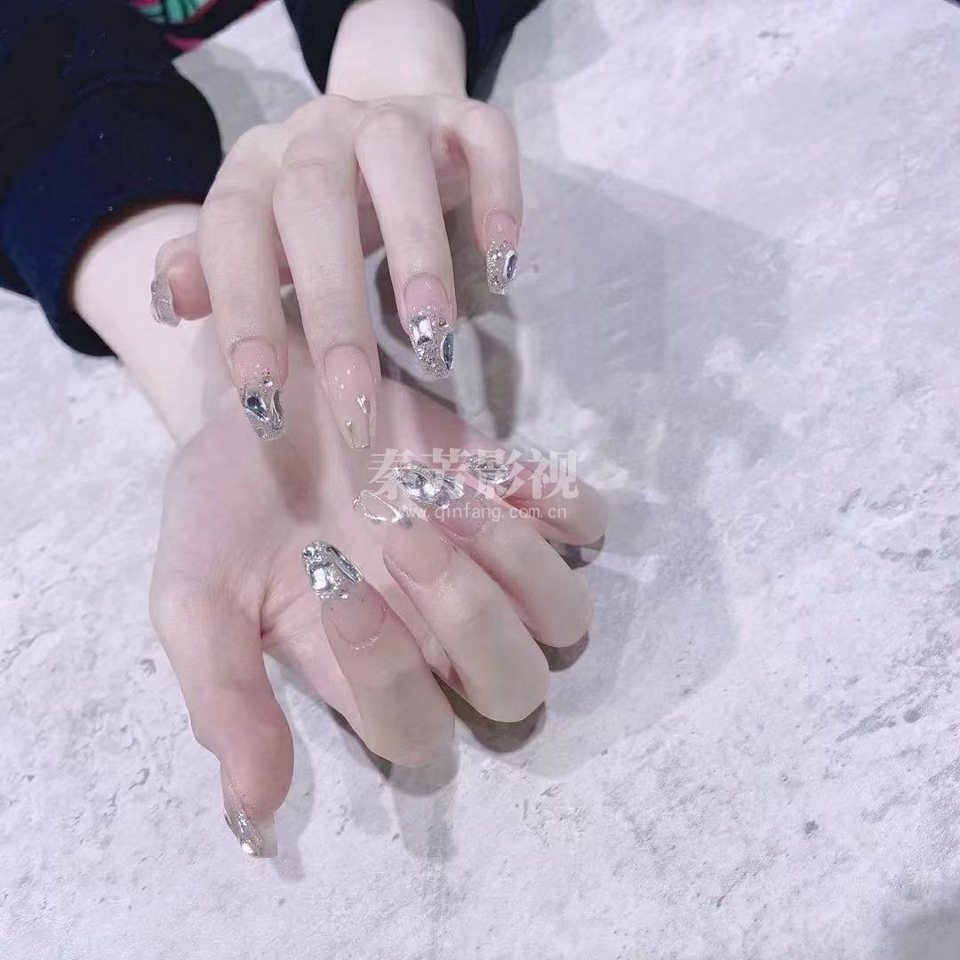 美丽的水晶甲光疗镶钻