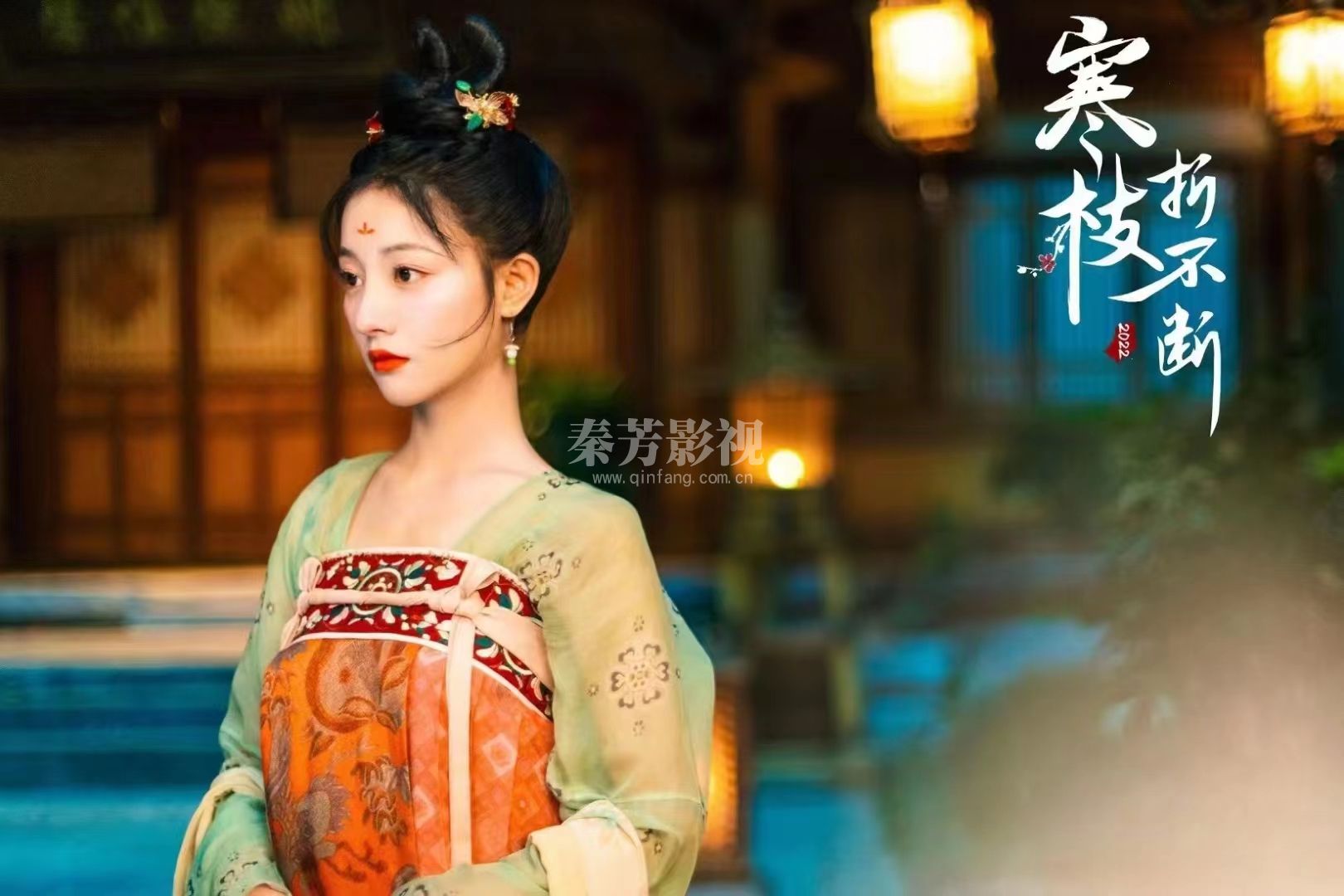 同学给我绍个一个化妆师，据她说，她15岁就进剧组了！