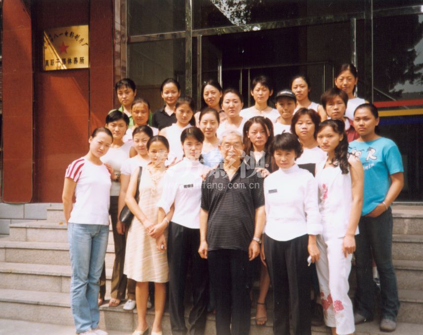 影视化妆定妆技巧：持久不脱妆的核心