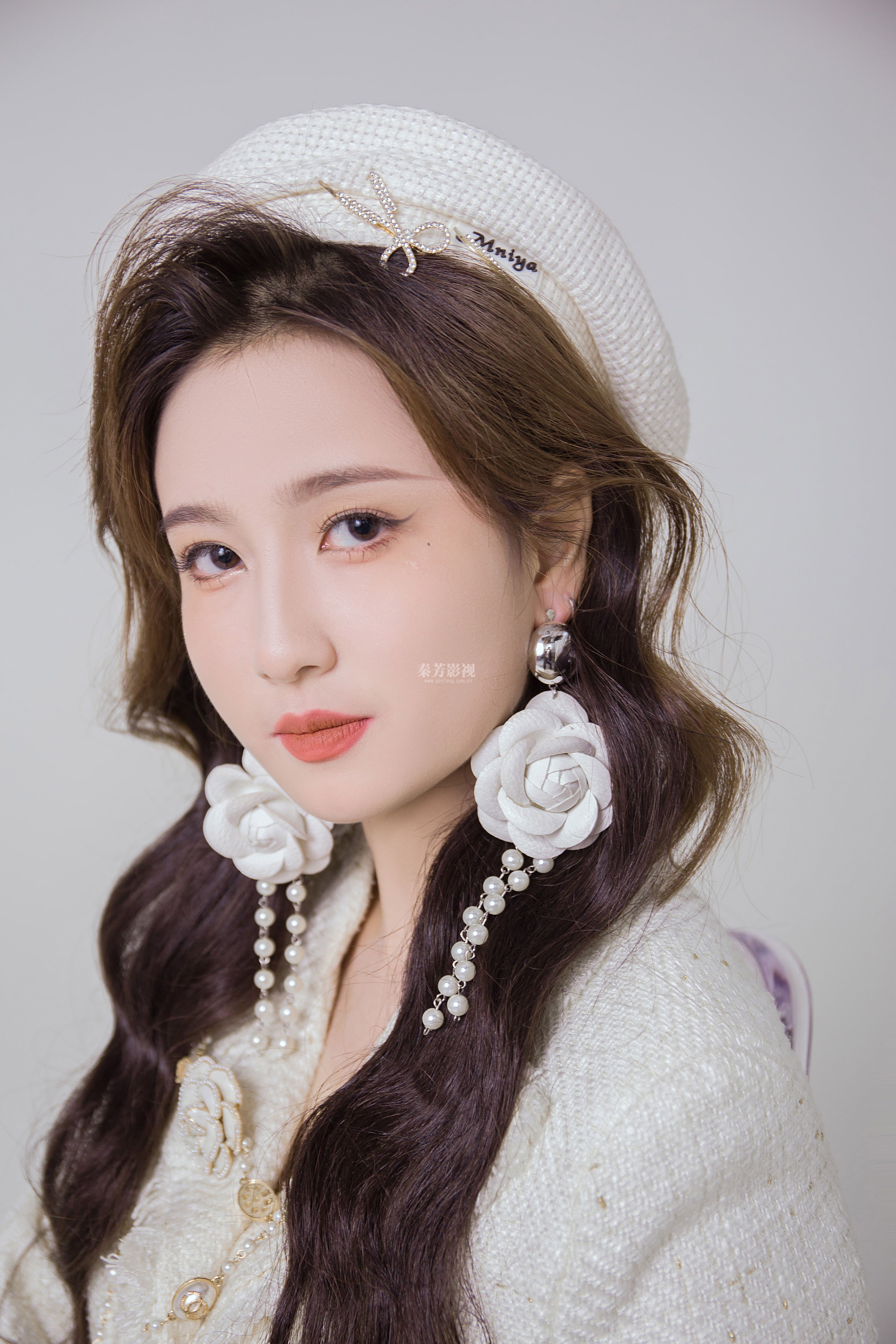 让你看看美女的化妆效果 