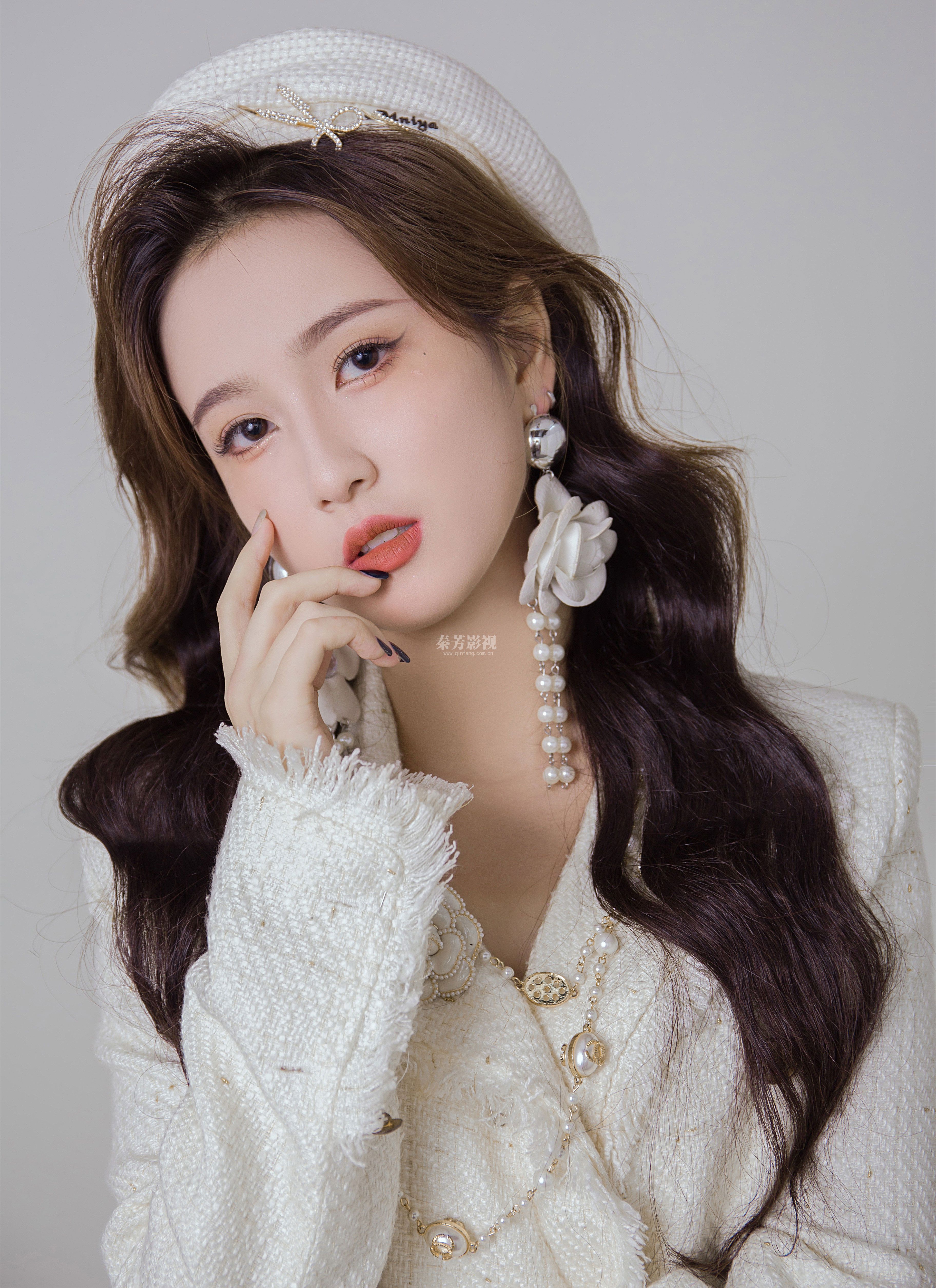 让你看看美女的化妆效果 