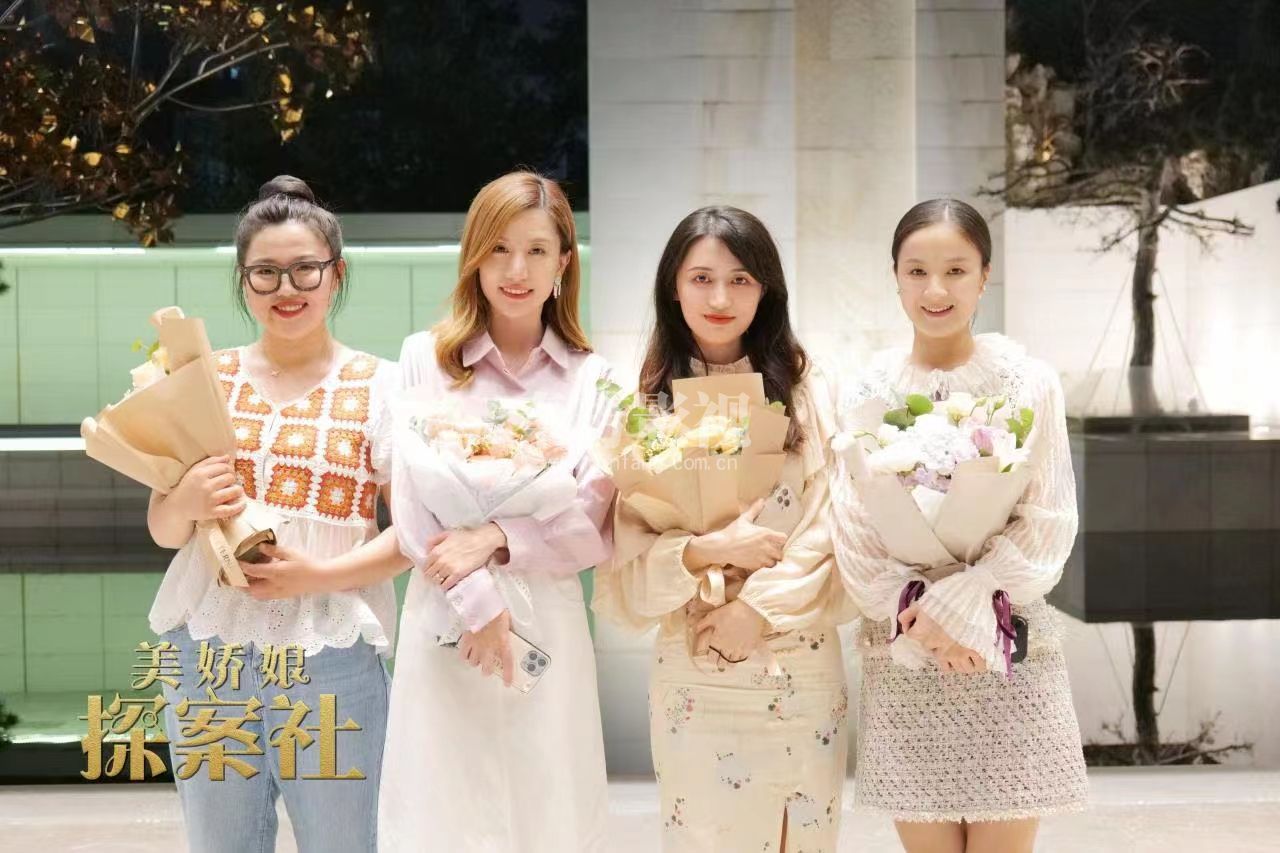 学员李丹参加《美娇娘探案社》化妆工作