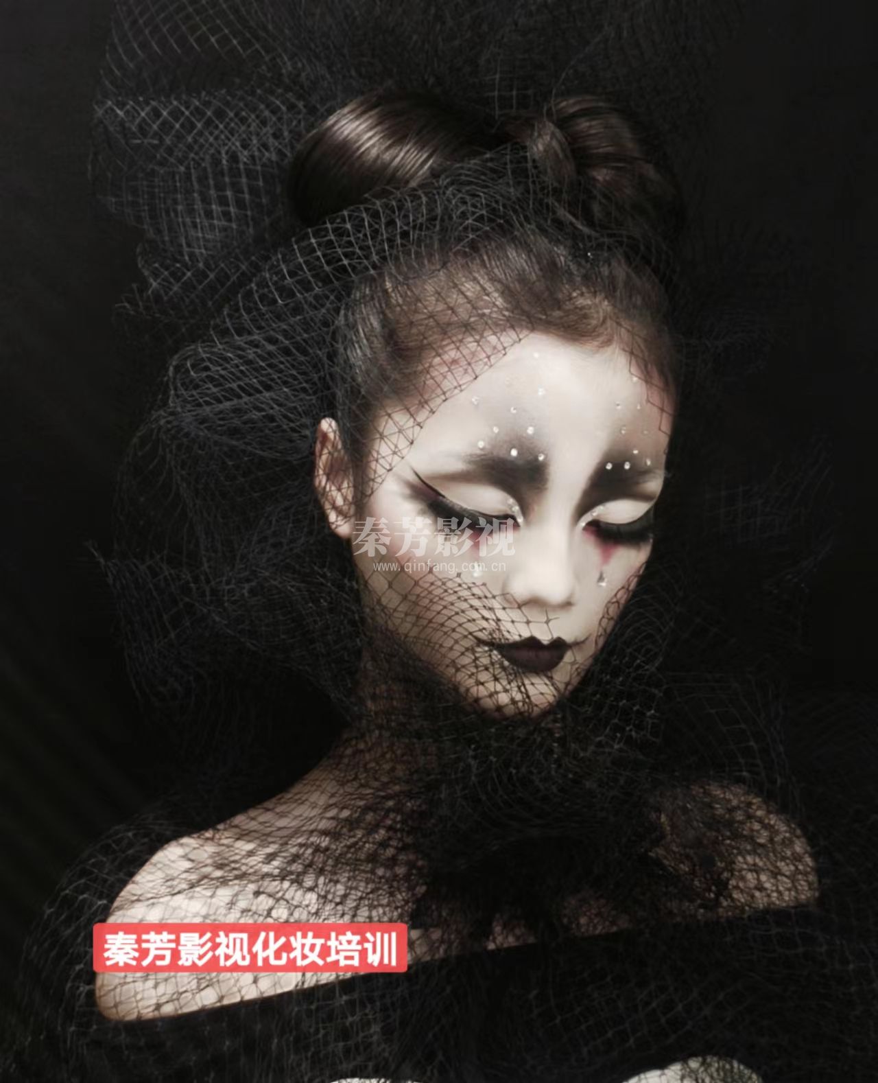 学生自创的哥特妆容 