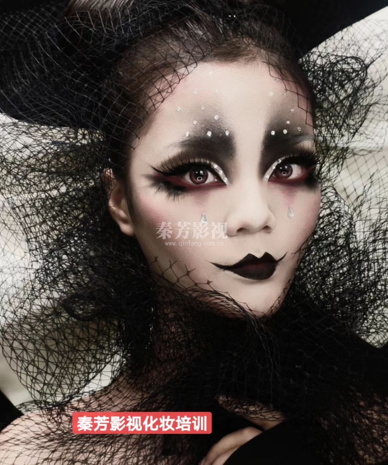 学生自创的哥特妆容 