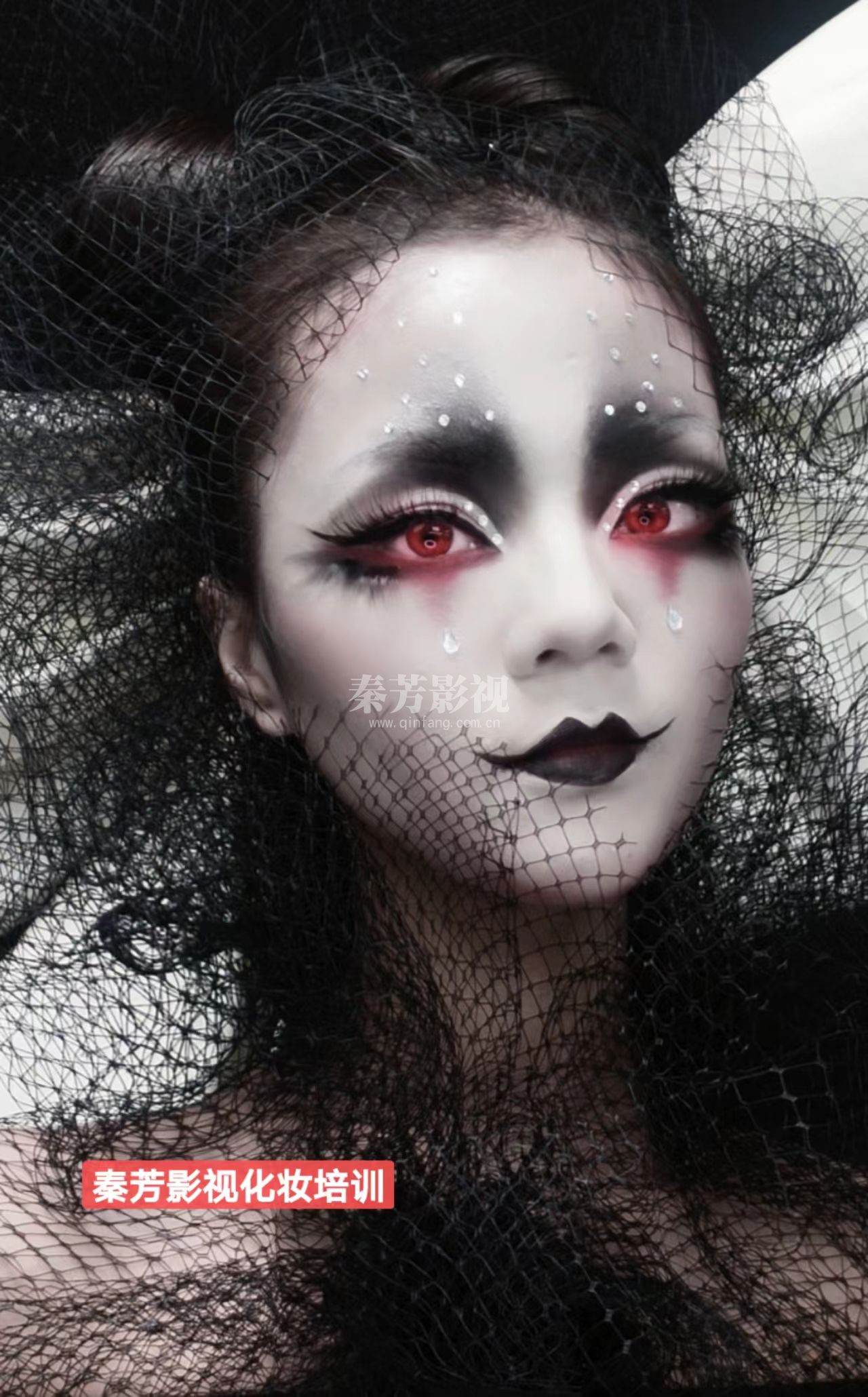 学生自创的哥特妆容 