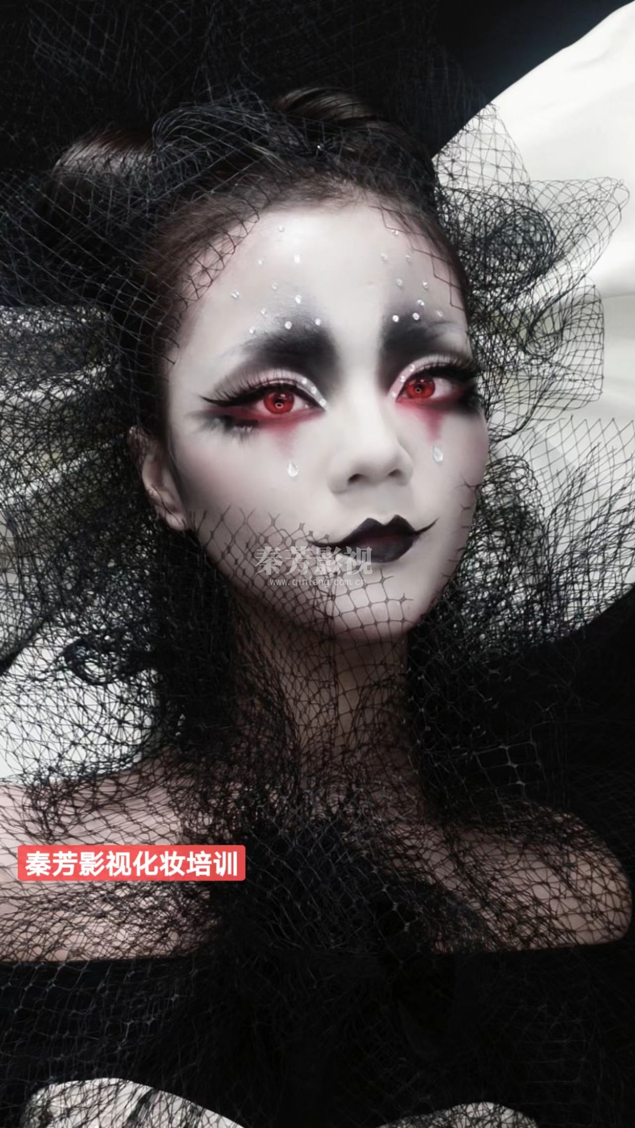 学生自创的哥特妆容 