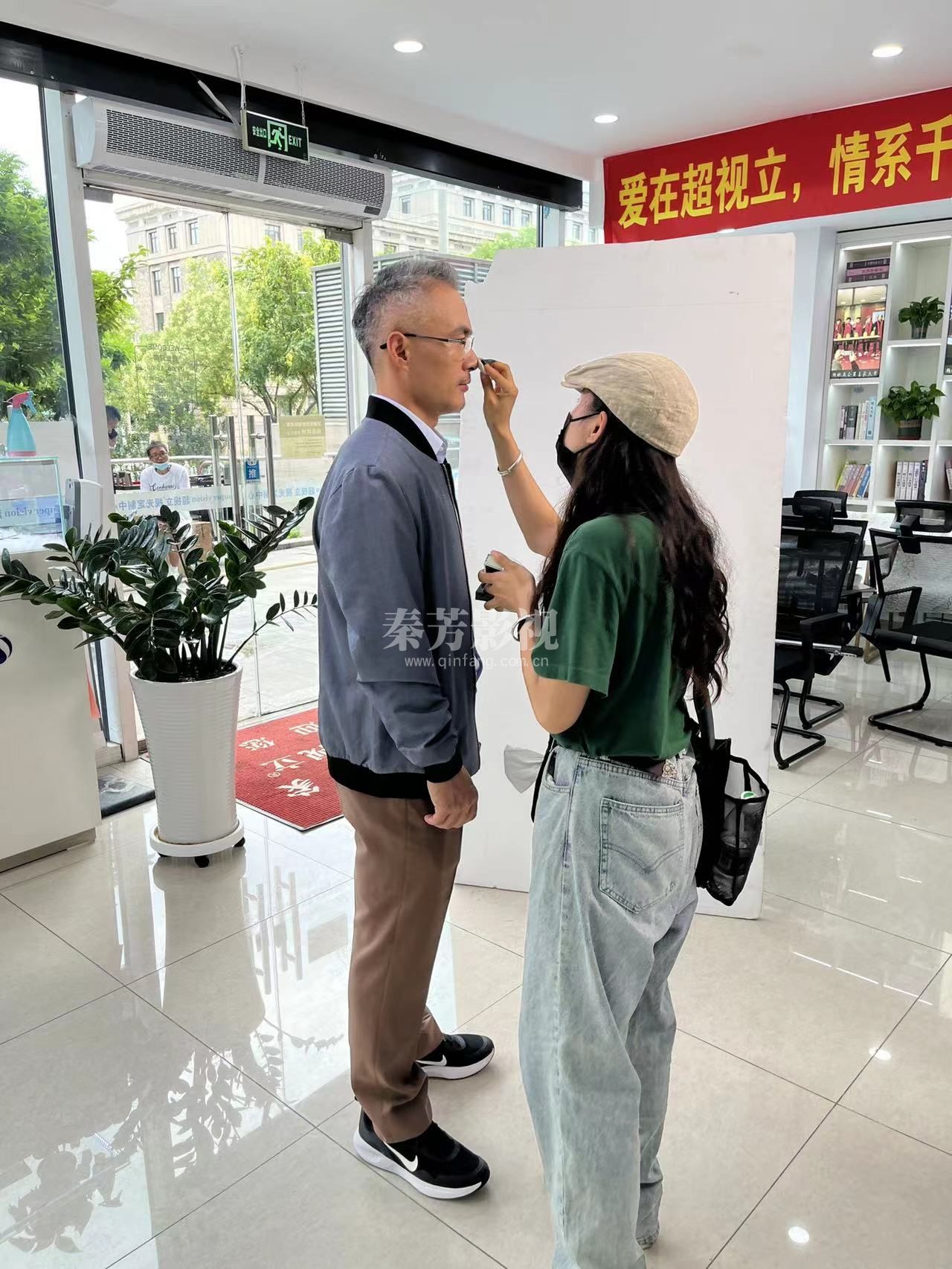 超视力眼镜广告 李一冉参加化妆