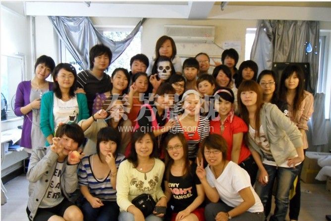 如何布置美甲产品展示柜