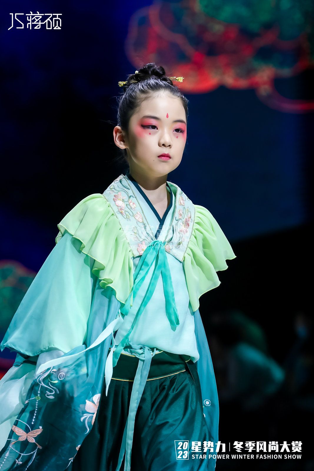 学员参加 JS·蒋硕｜2023SS高定系列发布会 化妆