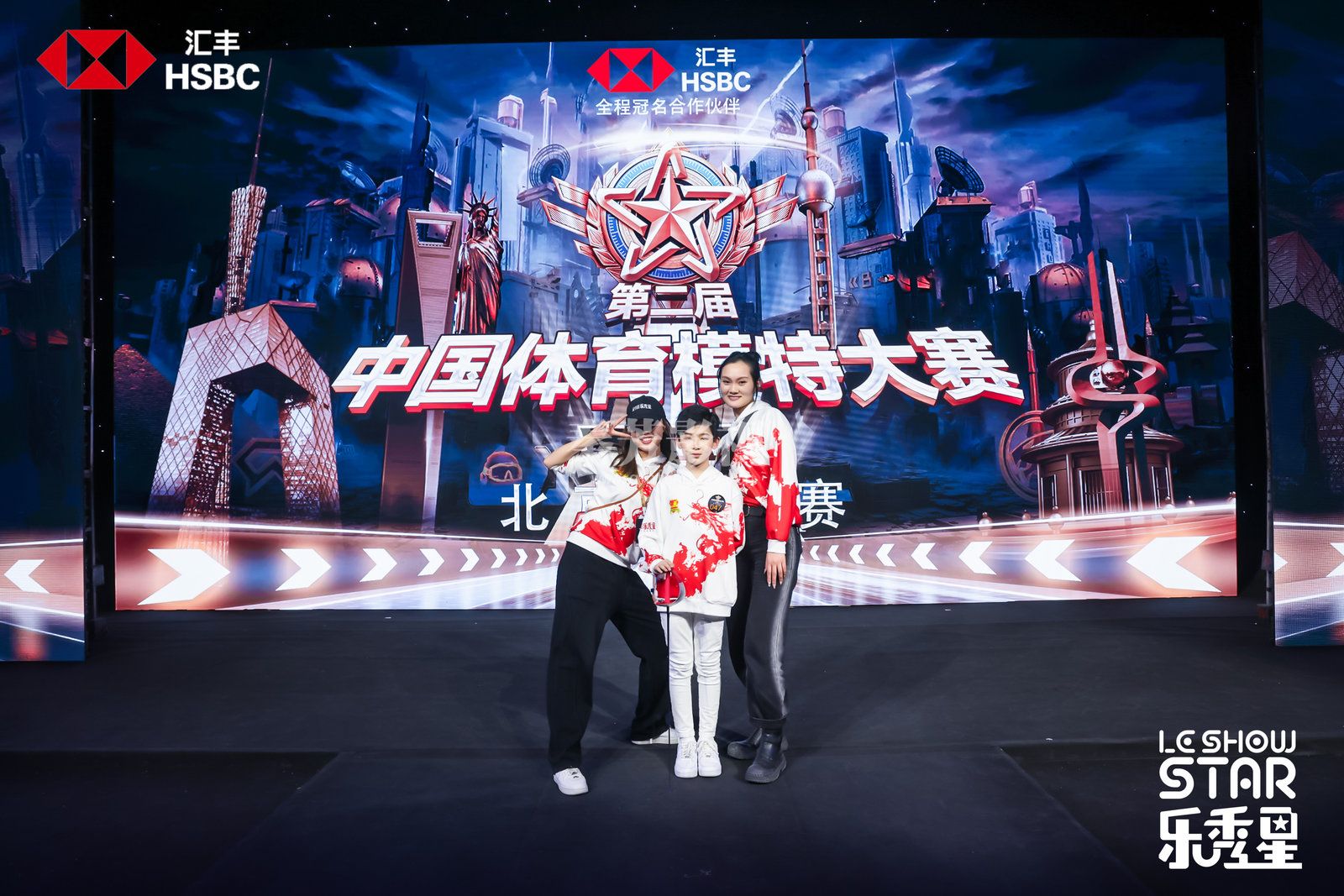 学员参加乐星秀 中国体育模特大赛 全国总结赛 化妆工作