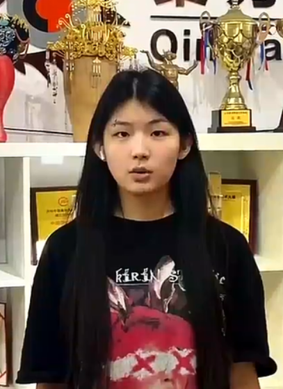 最新进组学员 何珊珊