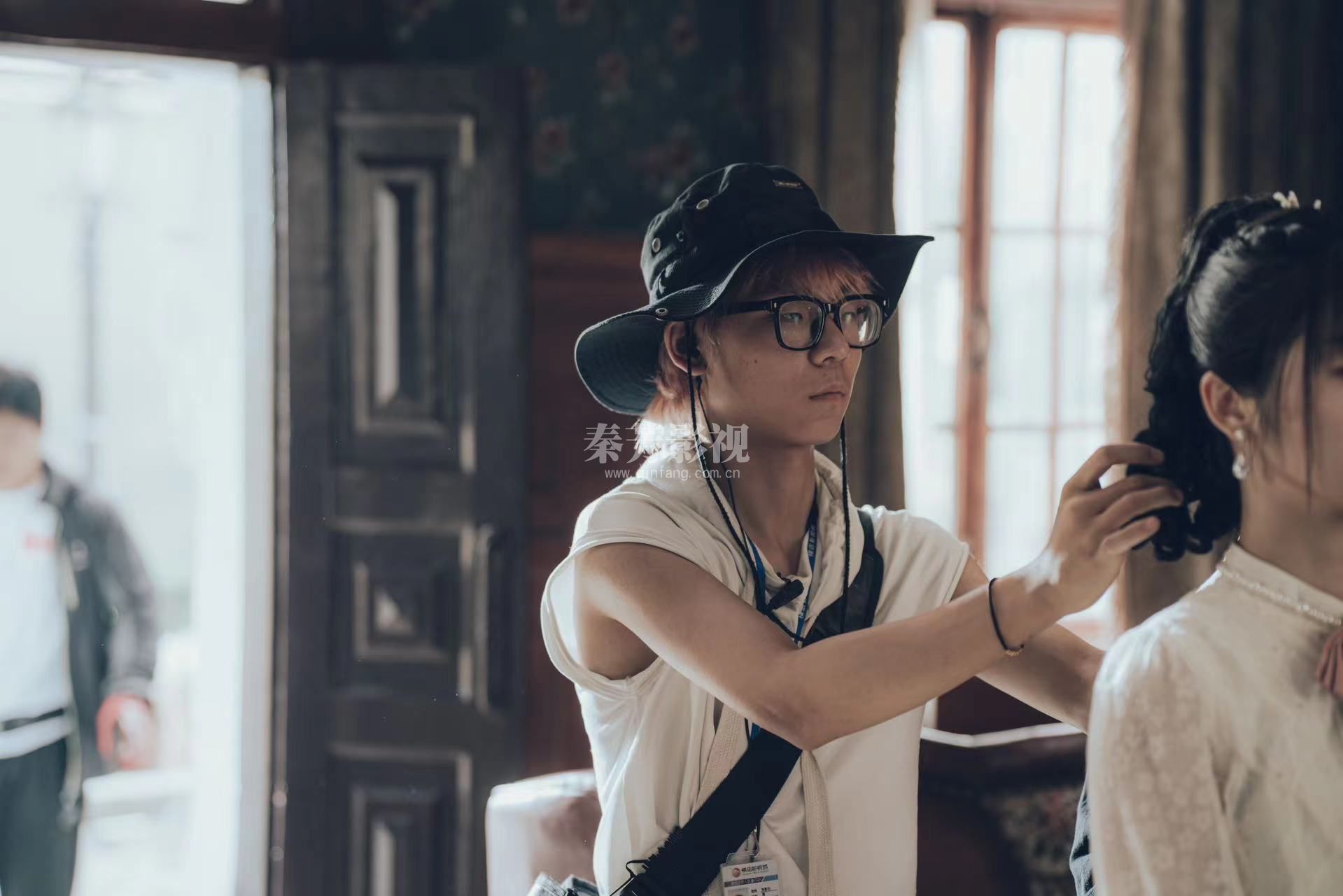 恭喜我校张富刚、牟春播、《逢君》在剧组担任化妆师、杀青