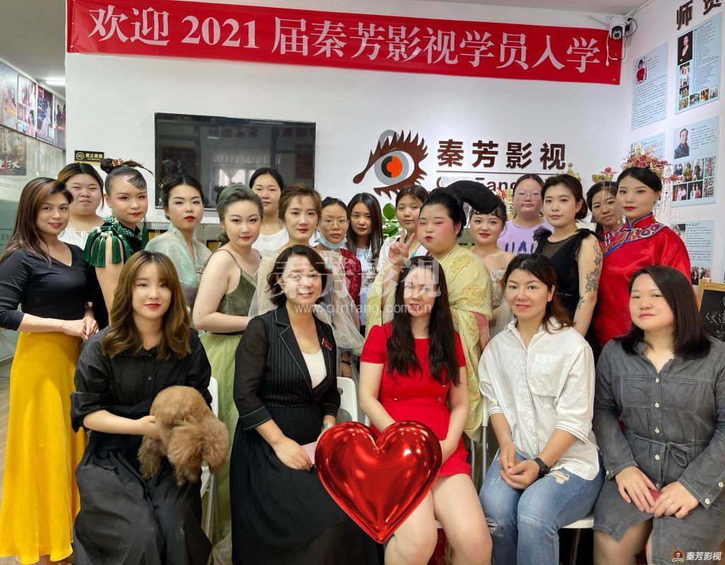 成就化妆师之路 正常至少需要三年 现在一年就可以了 关键是你得有可就业的好地方