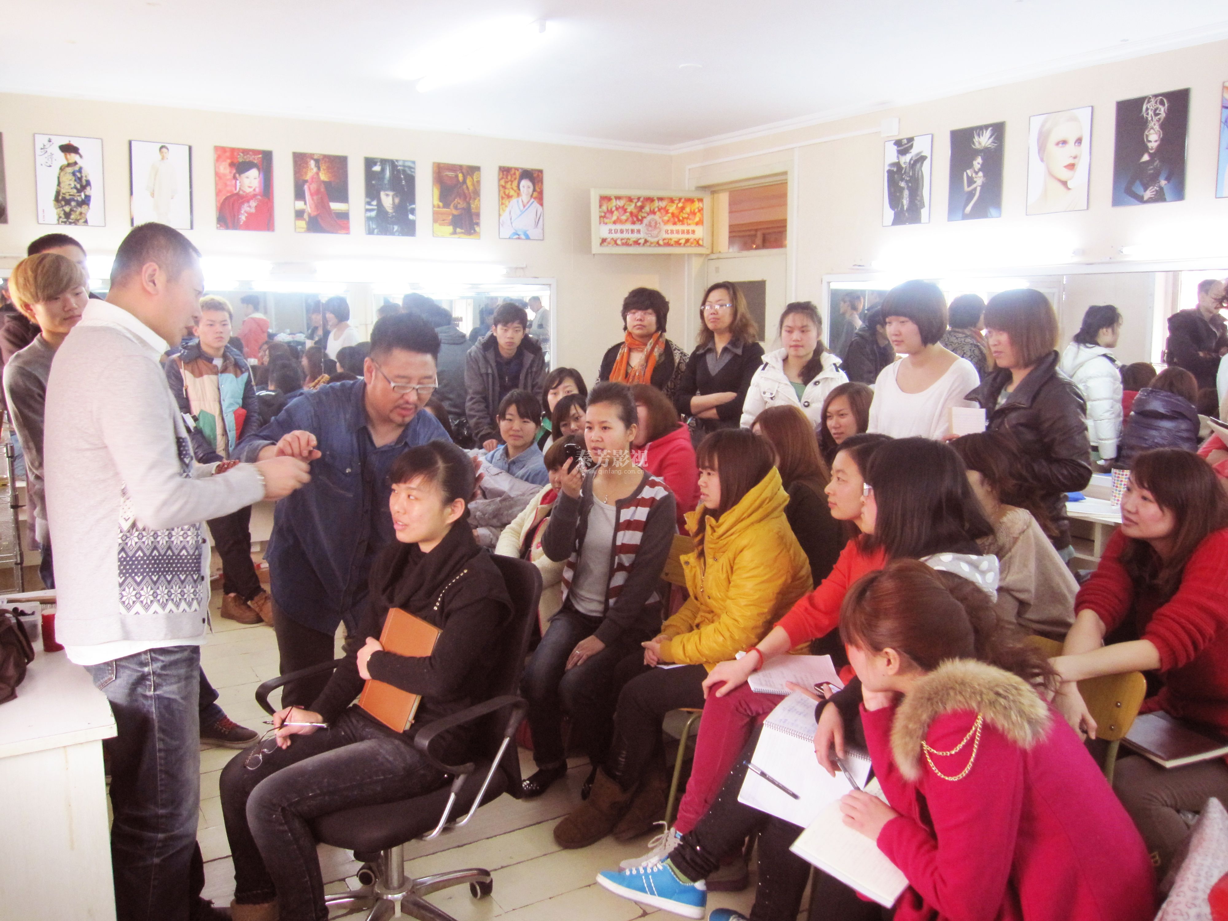 化妆师一般是什么时间下班 有固定日期休息吗