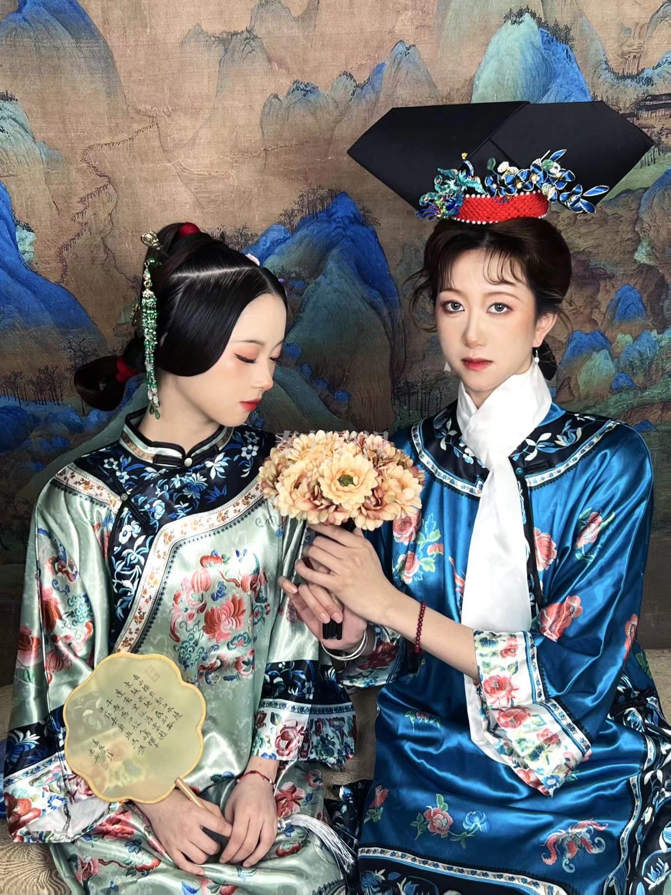 清中期妃子的装扮