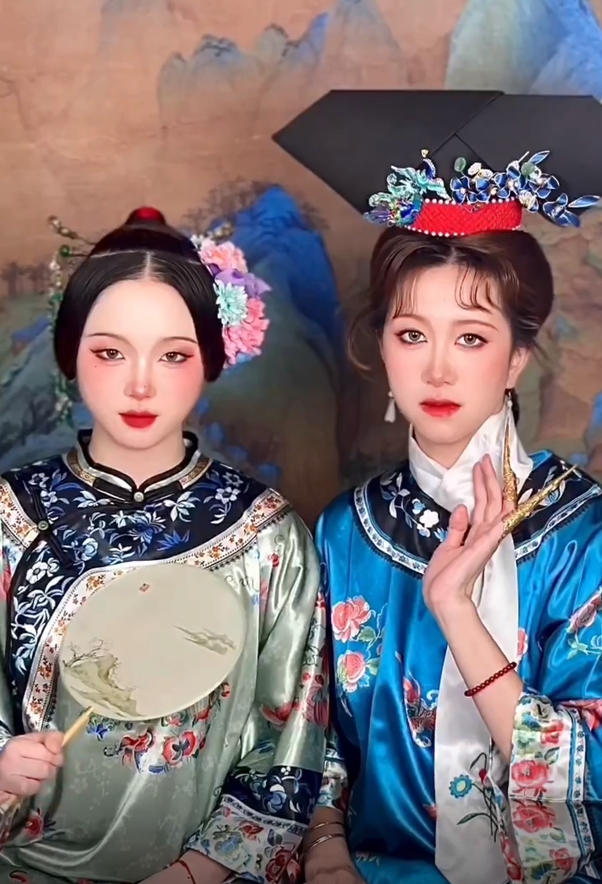 两个清装的小美女