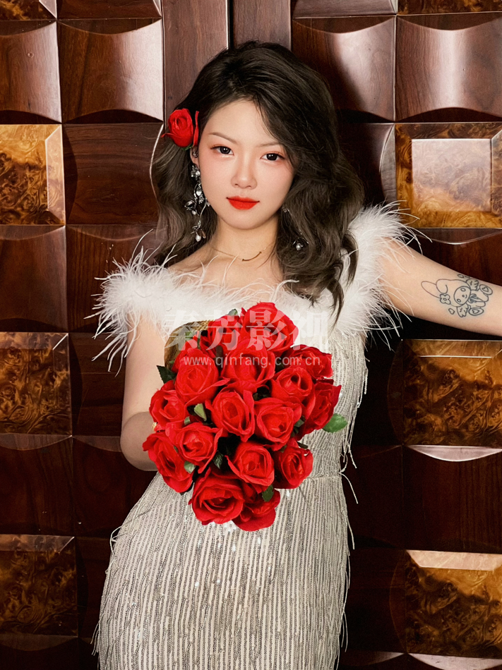 清爽干净的底妆 发饰 耳环 婚纱妆