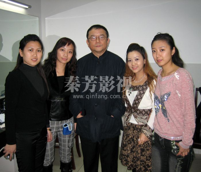 去影楼学习影视化妆好还是去学校学习影视化妆好