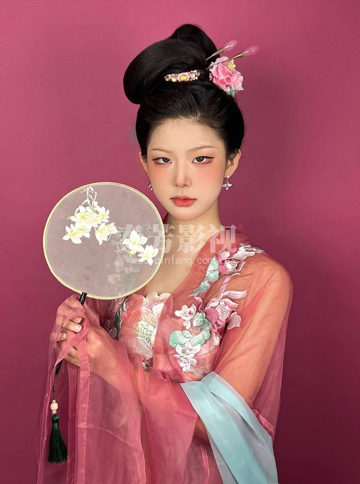 画中通过对嫔妃的生活的描绘，表达出她们寂寞、沉闷、空虚、无聊、幽恨暗生的心情。