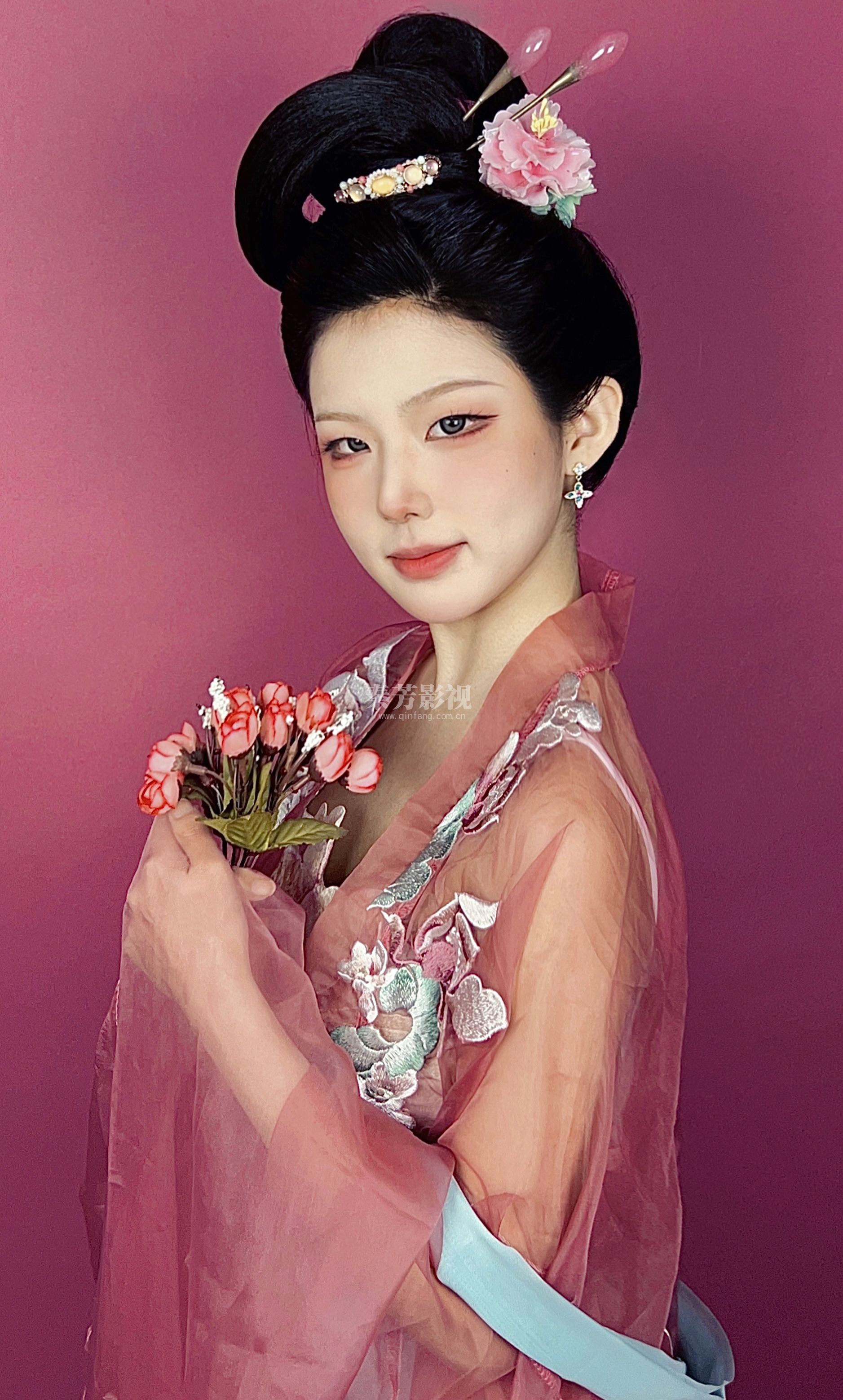 画面结构井然，线条秀劲细丽，赋色柔丽多姿，艳而不俗。