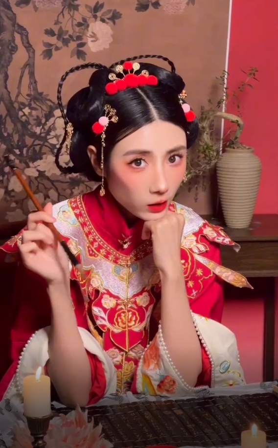 秦芳影视 20期的过年造型 这个模特熟悉吗