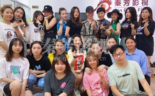 学剧组化妆师的一般都多大年纪