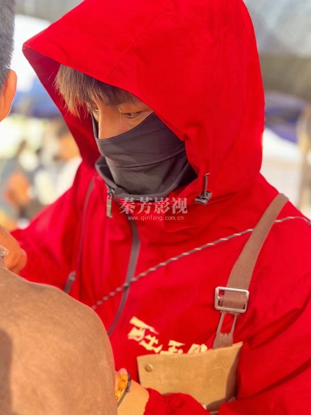 秦芳影视参加《沙海之门》拍摄