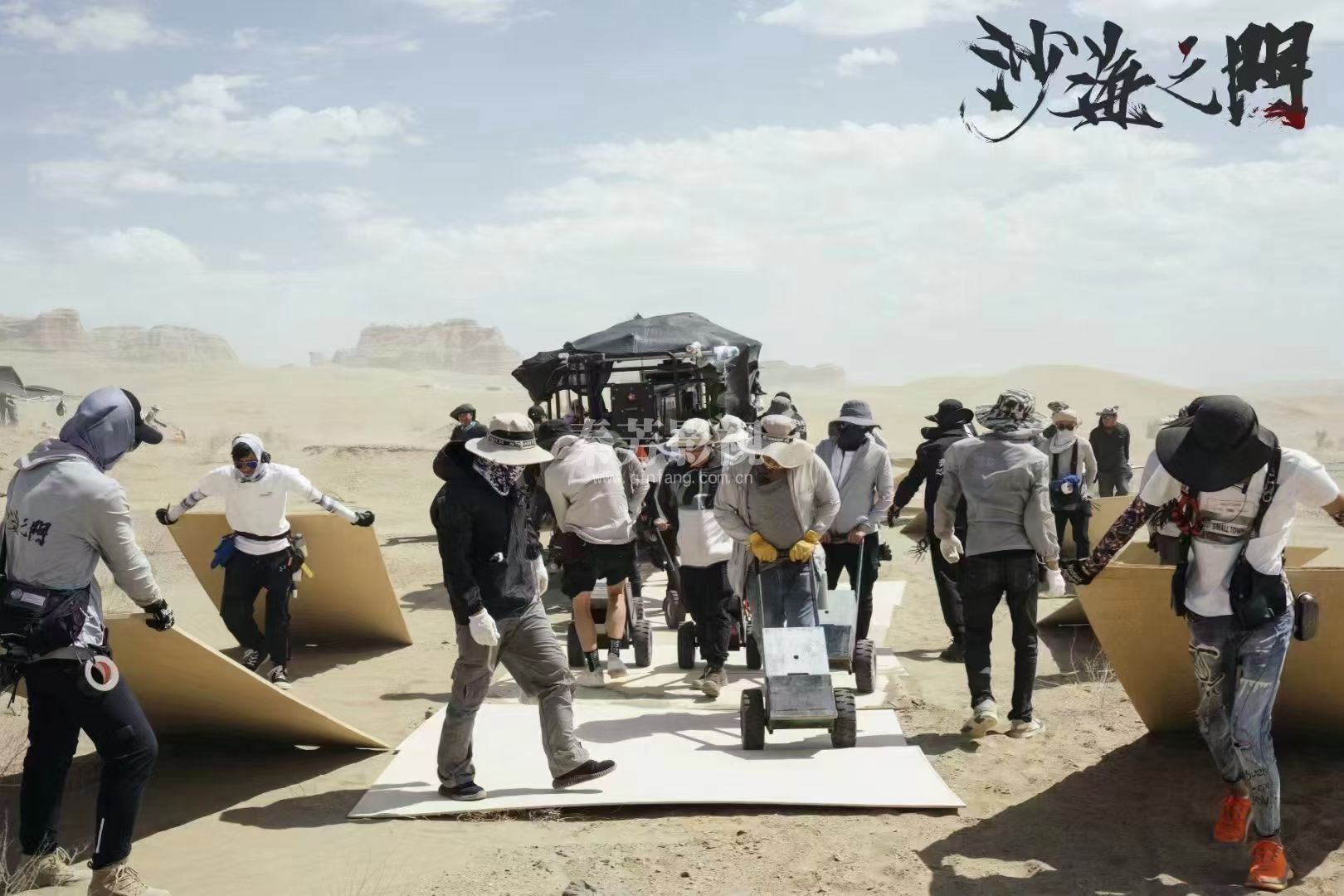 秦芳影视参加《沙海之门》拍摄