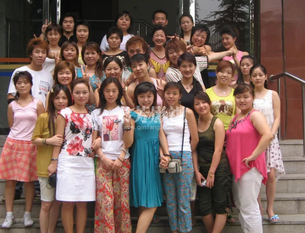 你想一年赚60万吗 当剧组化妆师就可以  但是要你每天工作20小时