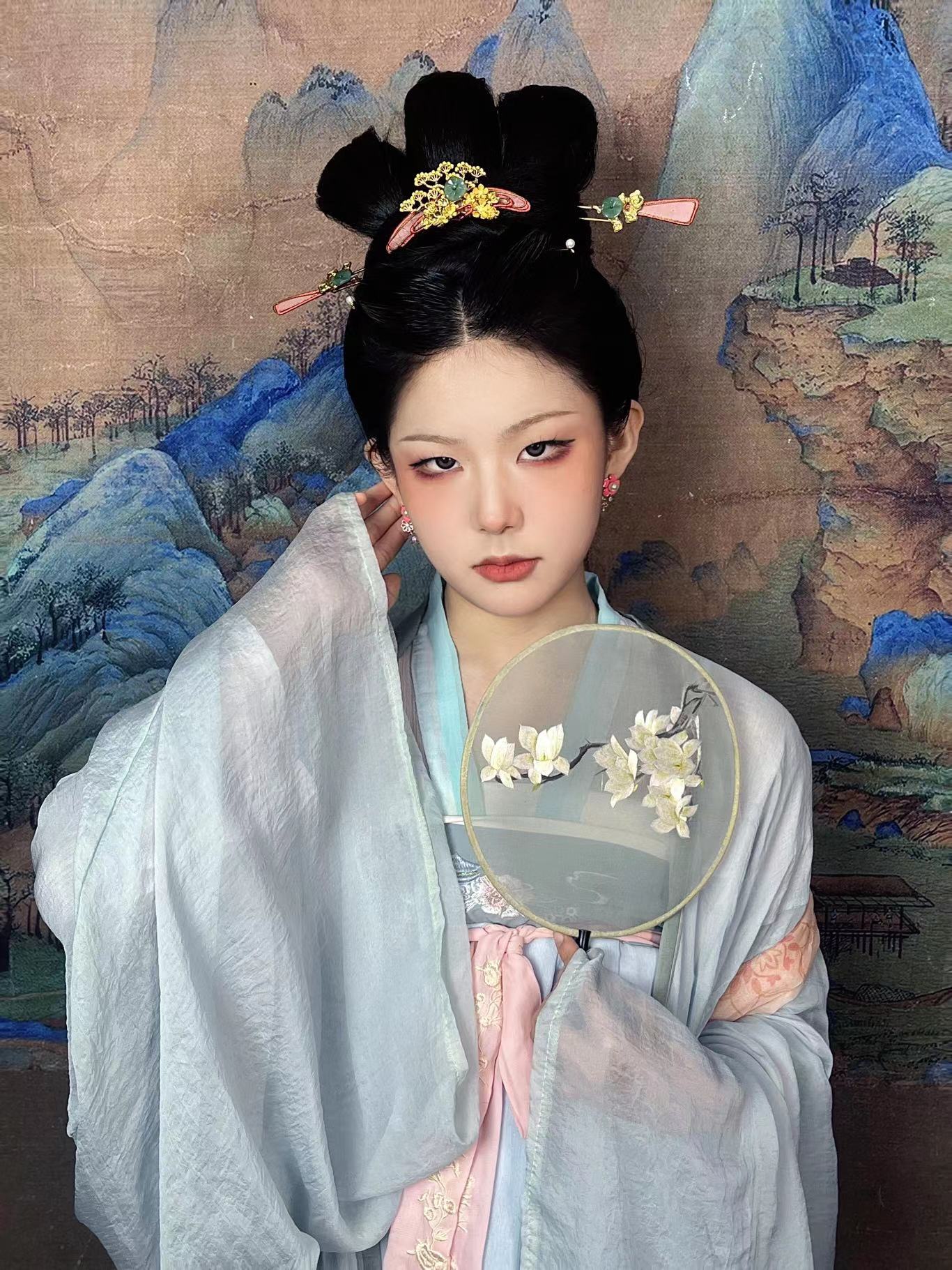 影视圈内的恋爱谜团：化妆师与明星的情感故事