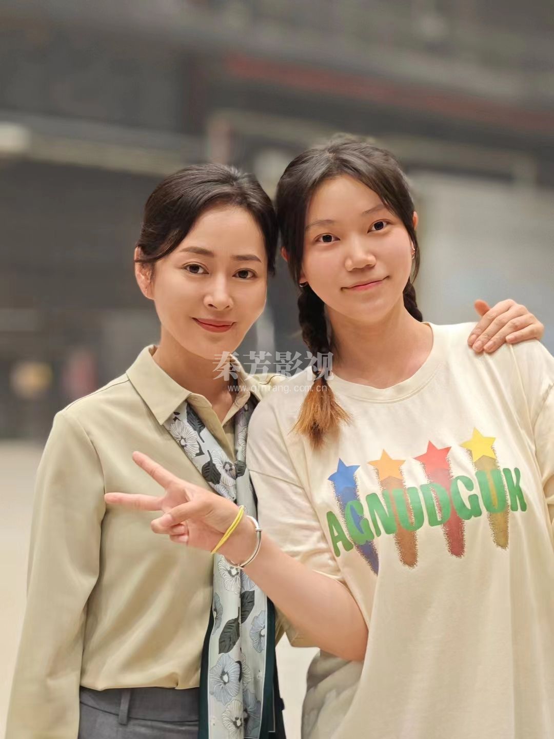 想学习化妆，影楼和剧组哪个好就业？