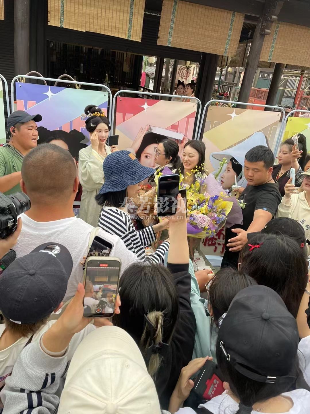 卢昱晓 吴宣仪《五福临门》杀青