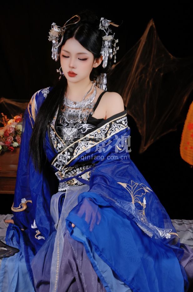 众里寻她千百度 那人就在襕衫古装处