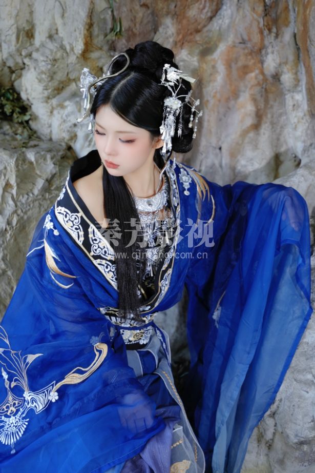 众里寻她千百度 那人就在襕衫古装处