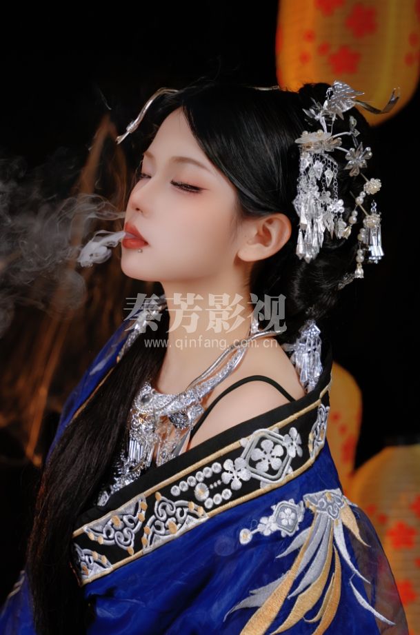 众里寻她千百度 那人就在襕衫古装处