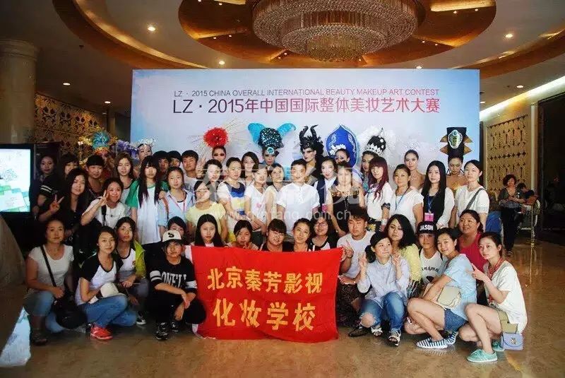 影视化妆师和演员合影需要注意的礼仪